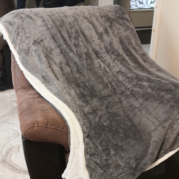 Faux Fur/ Sherpa Queen Size blankets / throws - Picture 5 of 7